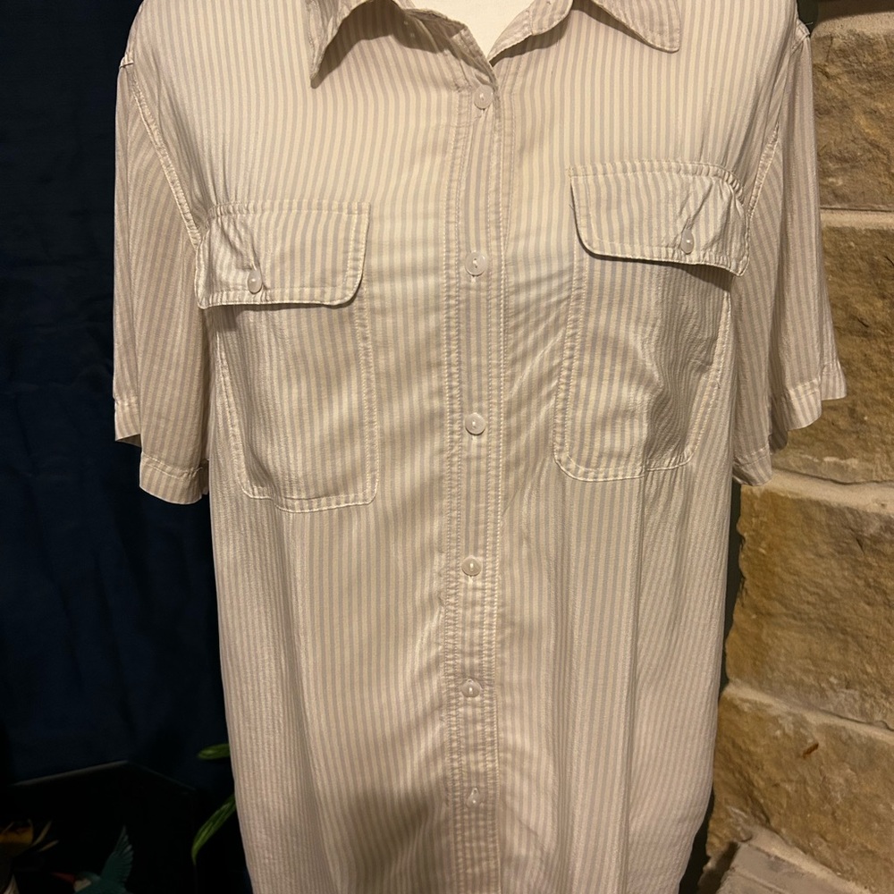 Women’s Short-Sleeve Button-Down Shirt in Cream with Subtle Stripes 💯 silk